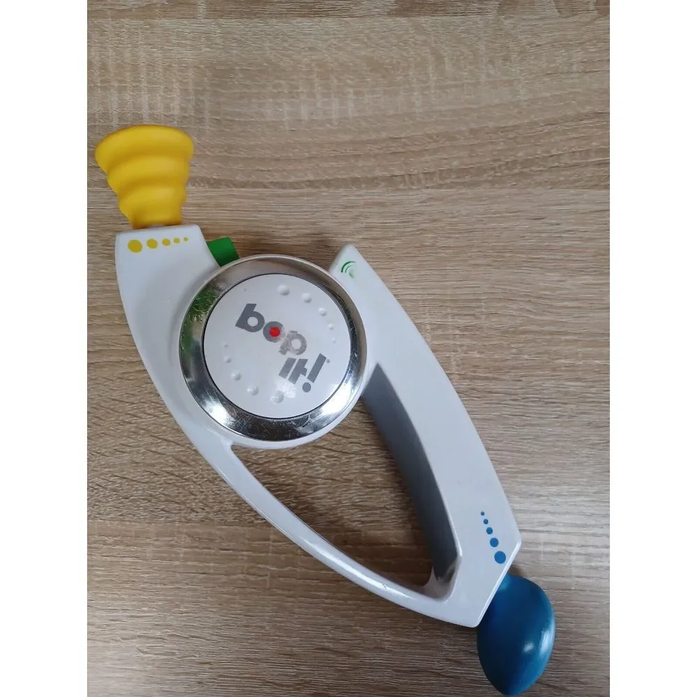 Bop It! Shout It Electronic Handheld Game Twist Pull White Hasbro Works Great